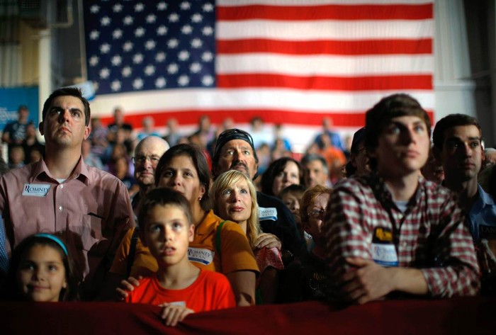 Mọi người lắng nghe ứng cử viên đảng Cộng hòa Mitt Romney phát biểu trong một cuộc mít-tinh ở Cedar Rapids, Iowa hôm 24/10.